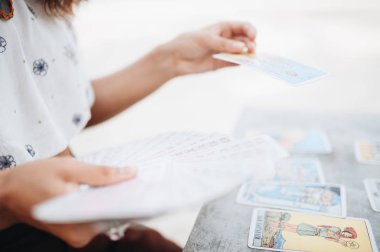 Kadın plajda Tarot kartları okuyor