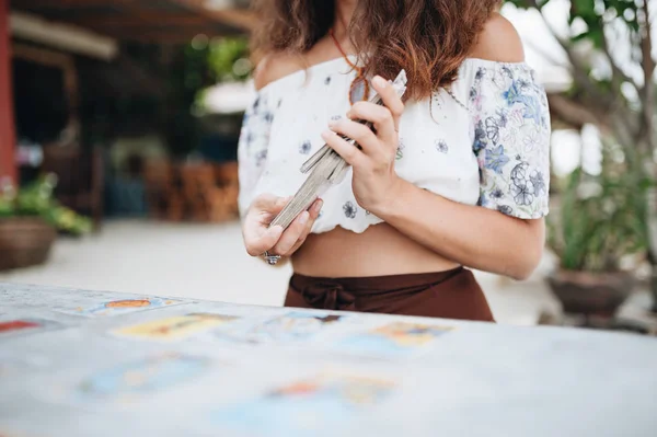 Frau liest Tarotkarten am Strand — Stockfoto