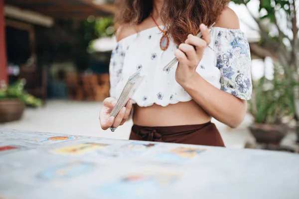 Vrouw is het lezen van tarot kaarten op het strand — Stockfoto