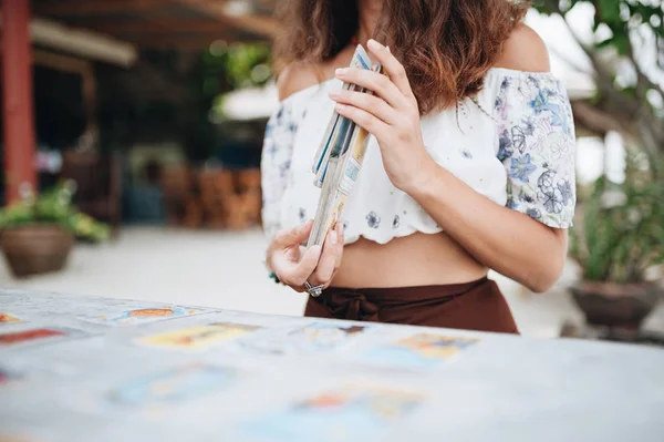 Mujer está leyendo cartas del Tarot en la playa — Foto de Stock