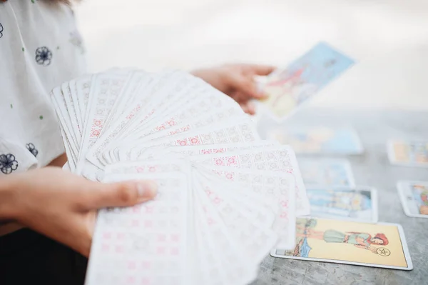 Mujer está leyendo cartas del Tarot en la playa — Foto de Stock