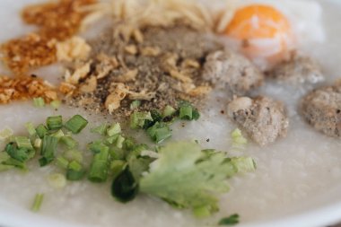 Beyaz kase kıyılmış domuz eti ile Asya pirinç çorbası.