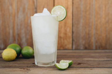 Ahşap arka planda cam kireç titremesi