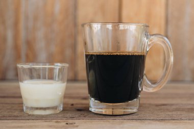 Ahşap arka planda geleneksel Vietnam sütü kahvesi