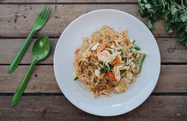 Pad Thai, ahşap masada tabak kızarmış erişte