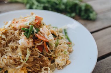 Pad Thai, ahşap masada tabak kızarmış erişte