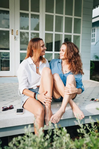 Mutlu lezbiyen çift kendi kır evinde terasta oturan — Stok fotoğraf