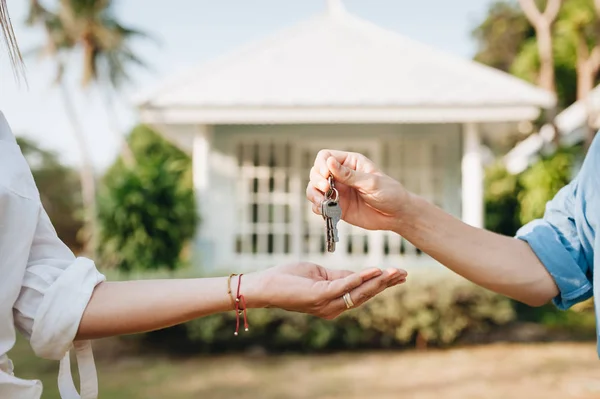 Emlak Ajan anahtarları yeni mülkiyet sahiplerine verilmesi