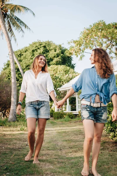 Mutlu lezbiyen çift yürüyüş içinde the Bahçe at onların kır ev — Stok fotoğraf
