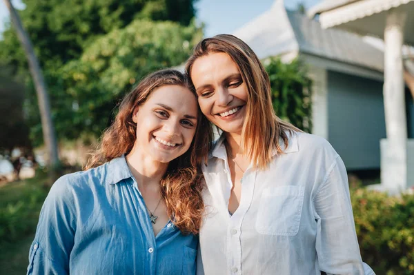 Portret van gelukkige lesbische paar knuffelen buitenshuis — Stockfoto