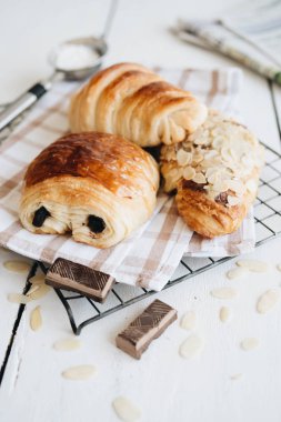 Beyaz ahşap arka planda taze kruvasan ile lezzetli kahvaltı