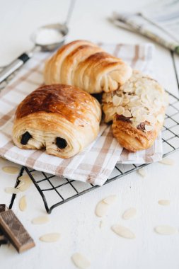 Beyaz ahşap arka planda taze kruvasan ile lezzetli kahvaltı