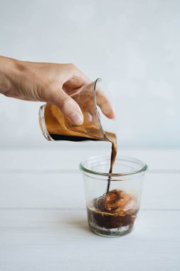 Vanilyalı dondurma ve espresso kahve affogato