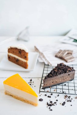 Beyaz arka planda kek üç farklı parça