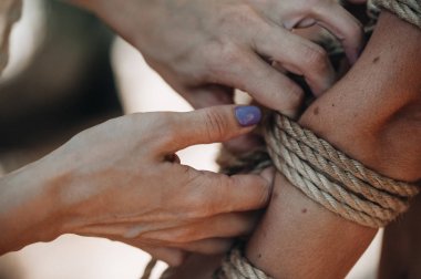 Kadın Japon tekniği shibari açık havada bir iple bağlı