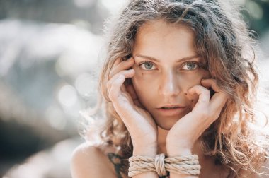 Kadın Japon tekniği shibari açık havada bir iple bağlı