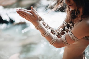 Kadın Japon tekniği shibari açık havada bir iple bağlı