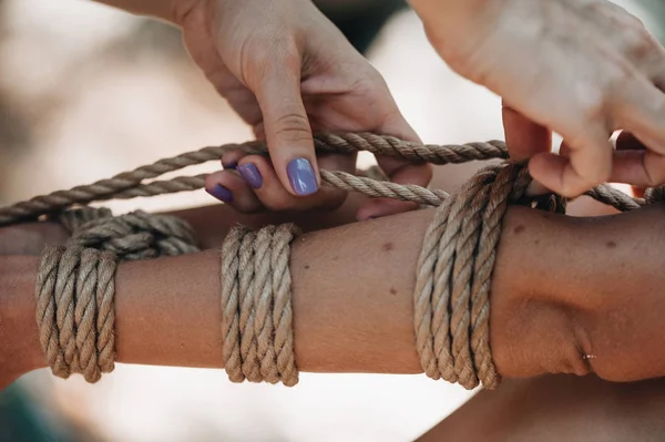 Mulher amarrada com uma corda na técnica japonesa shibari ao ar livre — Fotografia de Stock