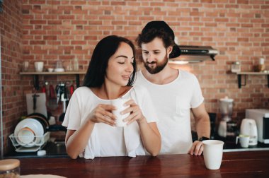 Romantik genç çift mutfakta birlikte kahve içiyor