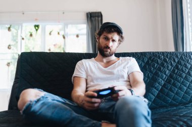 Video oyunları oynayan bir adam