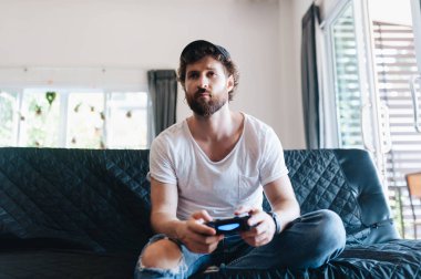 Video oyunları oynayan bir adam