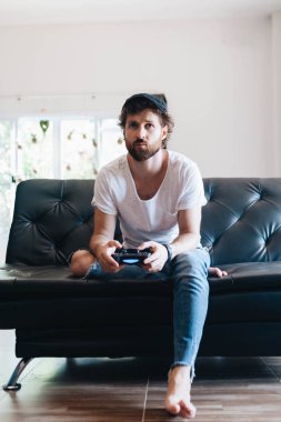 Video oyunları oynayan bir adam