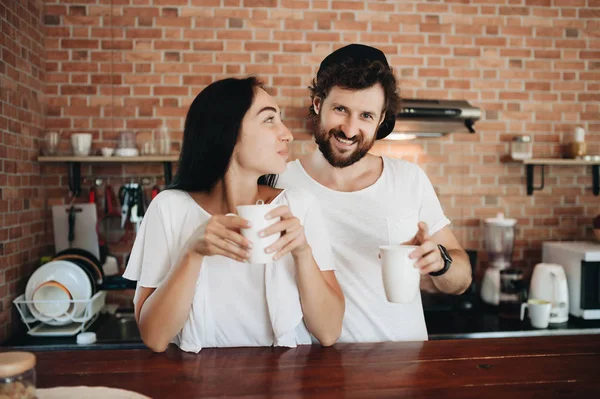 Romantisch jong stel koffie drinken samen in de keuken — Stockfoto