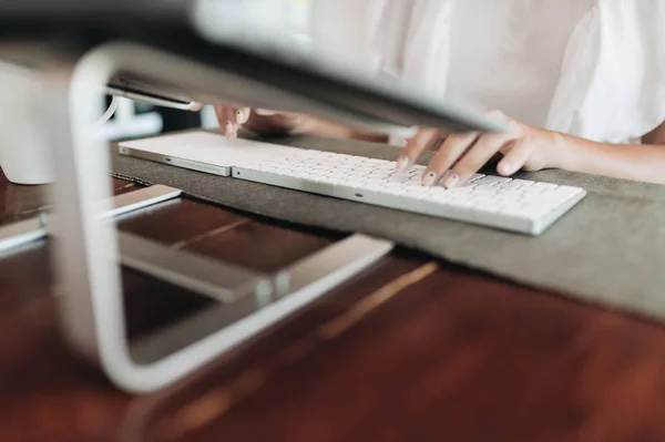 Frauenhände tippen auf einer Tastatur — Stockfoto