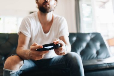 Video oyunları oynayan bir adam