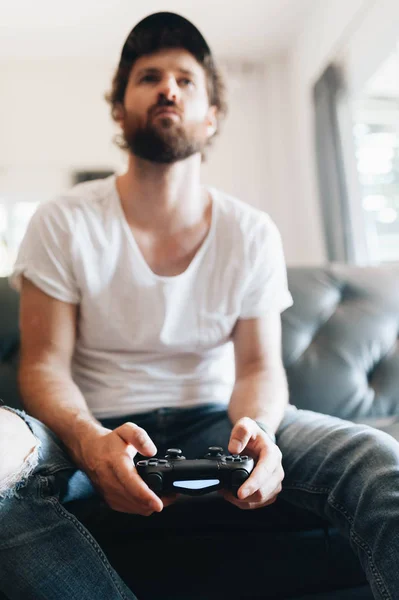 Um homem a jogar jogos de vídeo — Fotografia de Stock