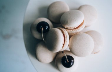 Lezzetli tatlı vişneli makarnalar. yakın çekim görünüm