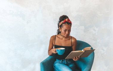 Kafede kitap okuyan güzel bir kadın.