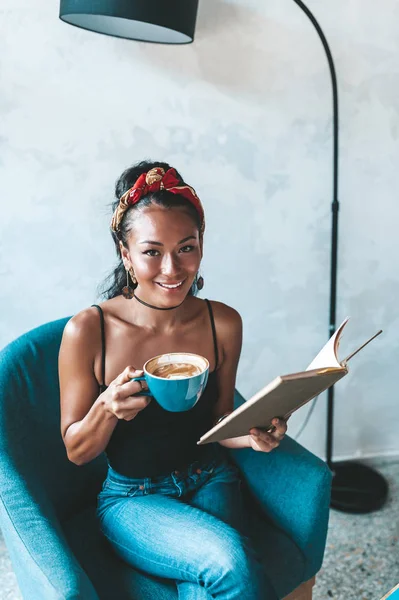 Wanita cantik membaca buku di kafe — Stok Foto
