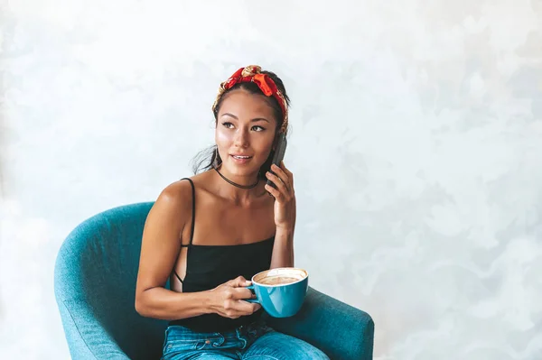 Wanita muda yang bahagia menggunakan ponsel di kafe — Stok Foto