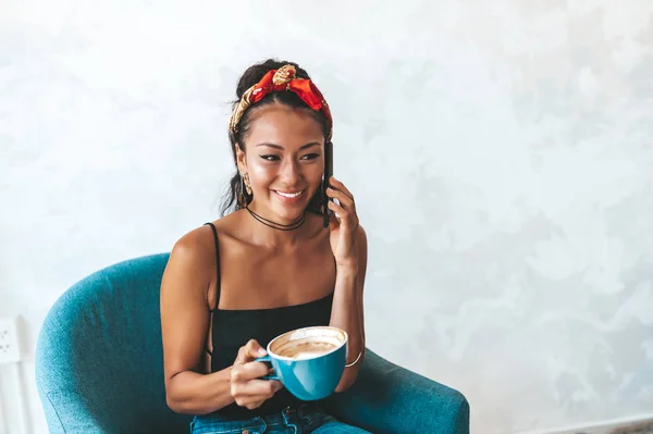 Wanita muda yang bahagia menggunakan ponsel di kafe — Stok Foto