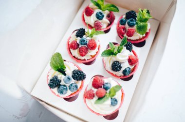 Kek kutusunda krema, çilek ve miny ile dekore.