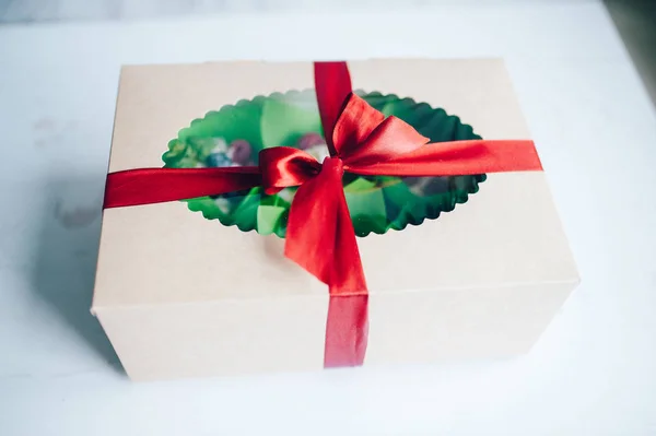 Kotak hadiah dengan cupcakes di dalamnya — Stok Foto