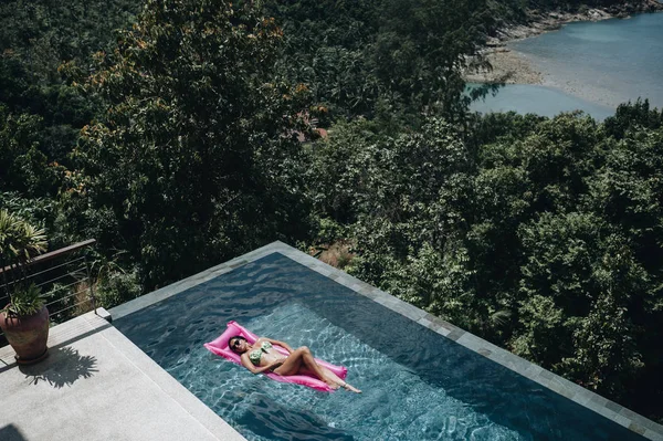 Sexy Frau im Bikini genießt Sommersonne im Schwimmbad. — Stockfoto