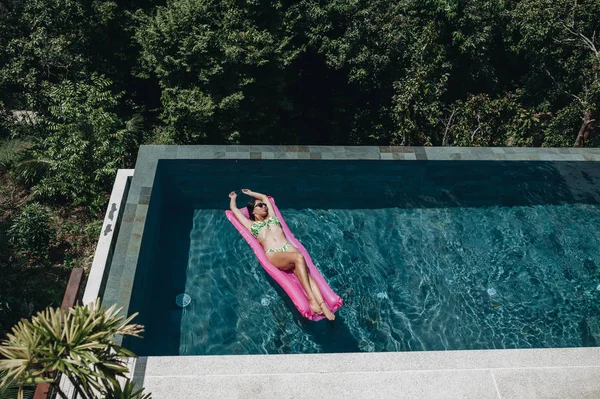 Sexy Frau im Bikini genießt Sommersonne im Schwimmbad. — Stockfoto