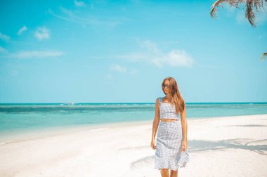 plaj elbiseli kadın