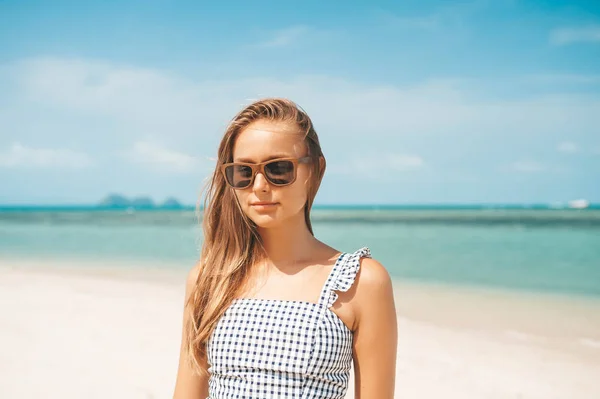 Woman on the beach in dress — Stock Photo, Image