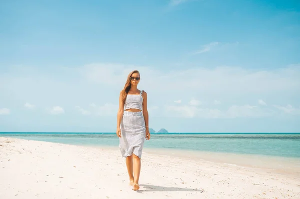 Frau am Strand im Kleid — Stockfoto