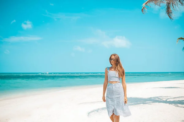 Frau am Strand im Kleid — Stockfoto