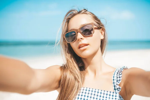 Piękna młoda kobieta robi selfie na plaży — Zdjęcie stockowe