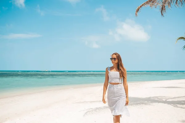 Mujer en la playa en vestido — Foto de Stock