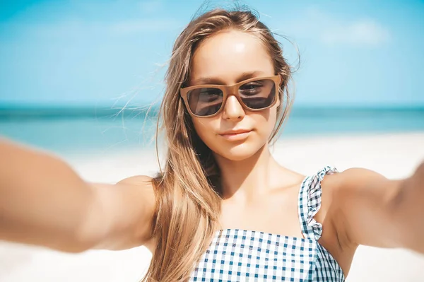 Όμορφη νεαρή γυναίκα που κάνει αυτοπορτρέτα στην παραλία — Φωτογραφία Αρχείου