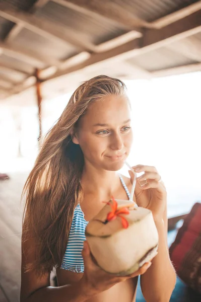 タイのカフェでココナッツウォーターを飲む若い美しい女性 — ストック写真