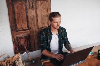 İş adamı kahve içiyor ve işini kafede yapıyor..