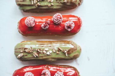 Beyaz arka planda farklı Eclairs