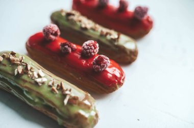 Beyaz arka planda farklı Eclairs